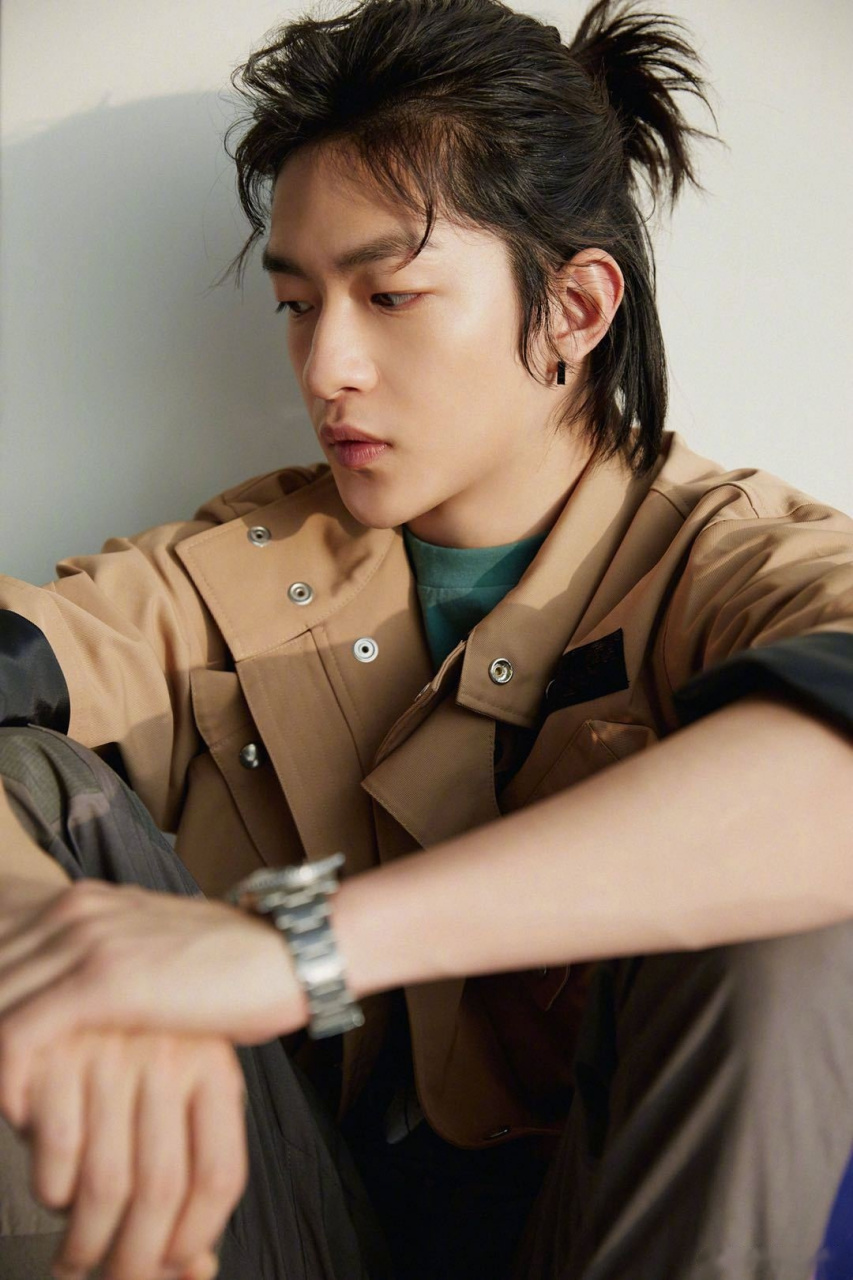 屈楚萧@屈楚萧个人首张ep《我有一颗墨绿色的石头我把它打磨成讨人