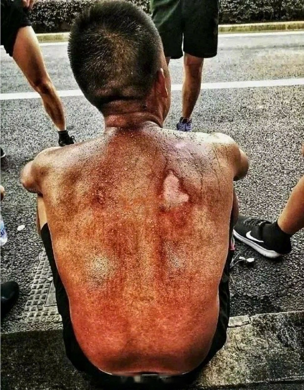 这张消防员背影照片,让无数人心疼 致敬中国军人 致敬消防英雄!