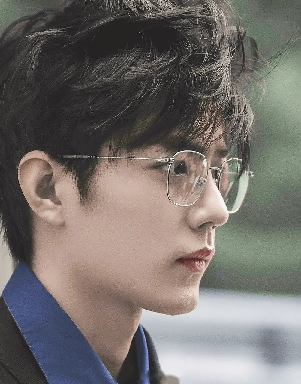 明星时尚# 肖战戴眼镜就是在疯狂狙击我的心,不同的look配不同种类的