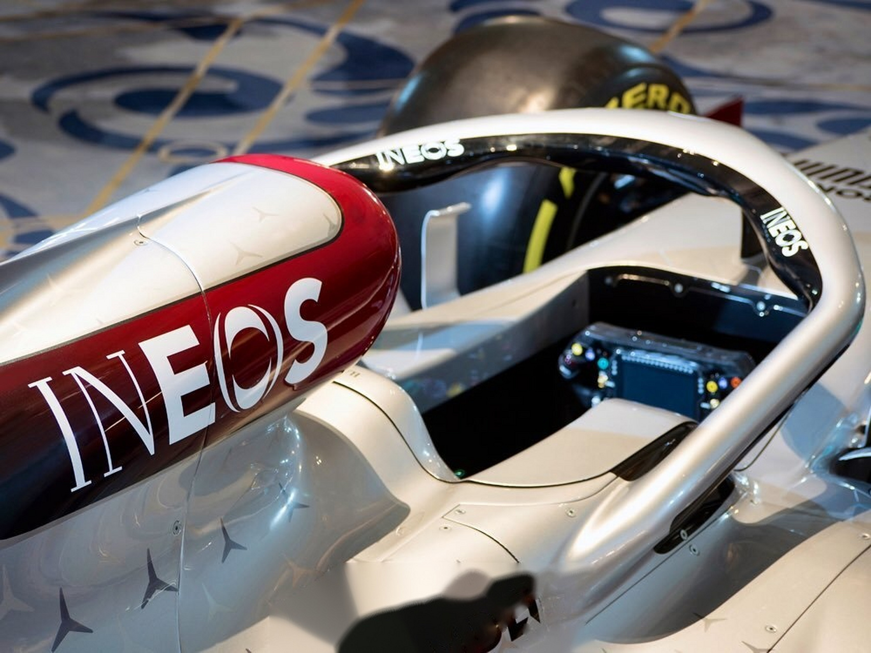 【f1奔驰车队2020款赛车涂装发布】这个样子你喜欢吗?