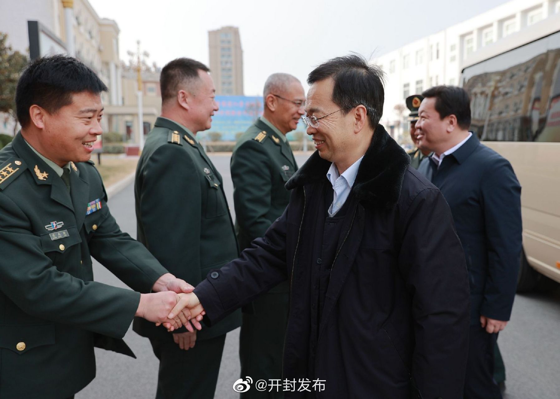 【高建军李湘豫等慰问驻汴部队 军地一家亲温暖送军营】汴地有爱 陪你