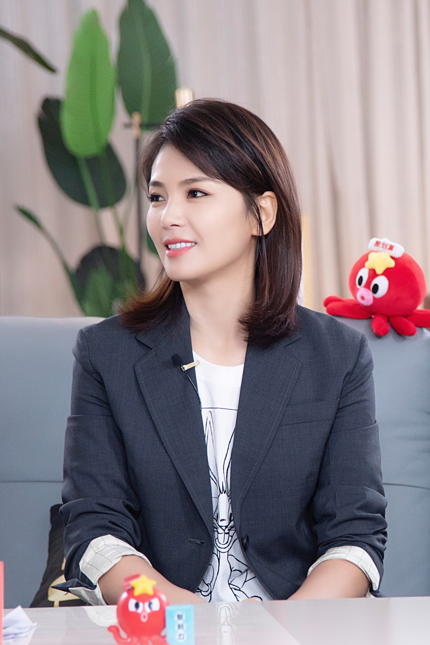 刘涛直播# 今天是播音范儿的boss～[得意]