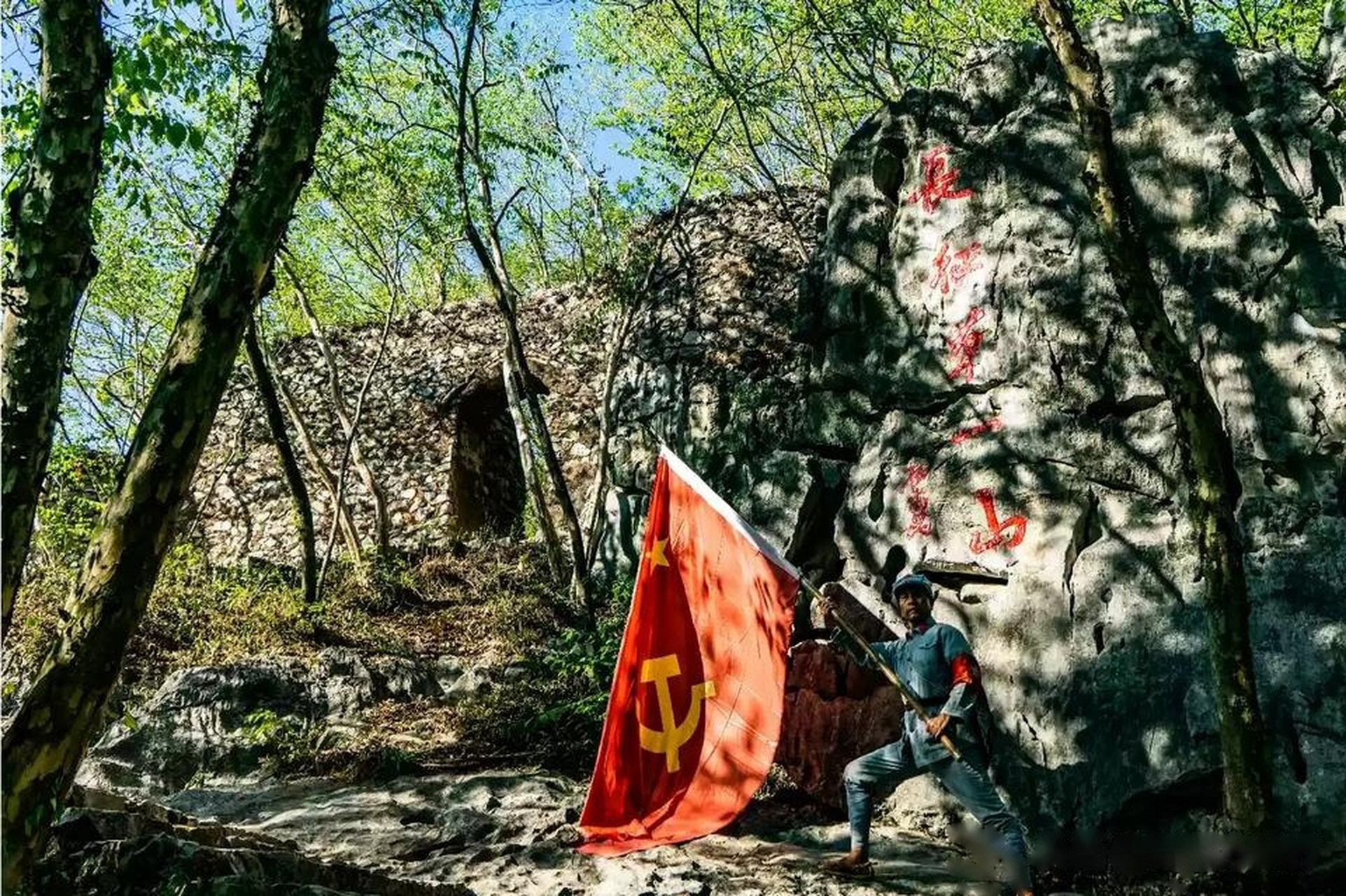 江西瑞金有一座不起眼的小山峰,海拔高度只有50米,这样的一座山看似很