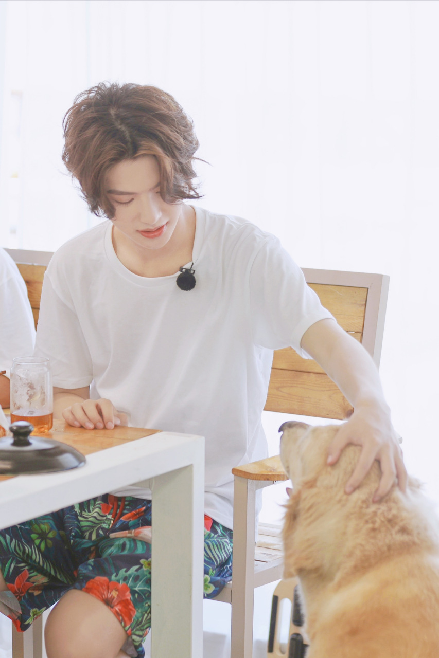 黄明昊# [给你小心心]黄明昊justin夏日冲浪店   浪里个浪