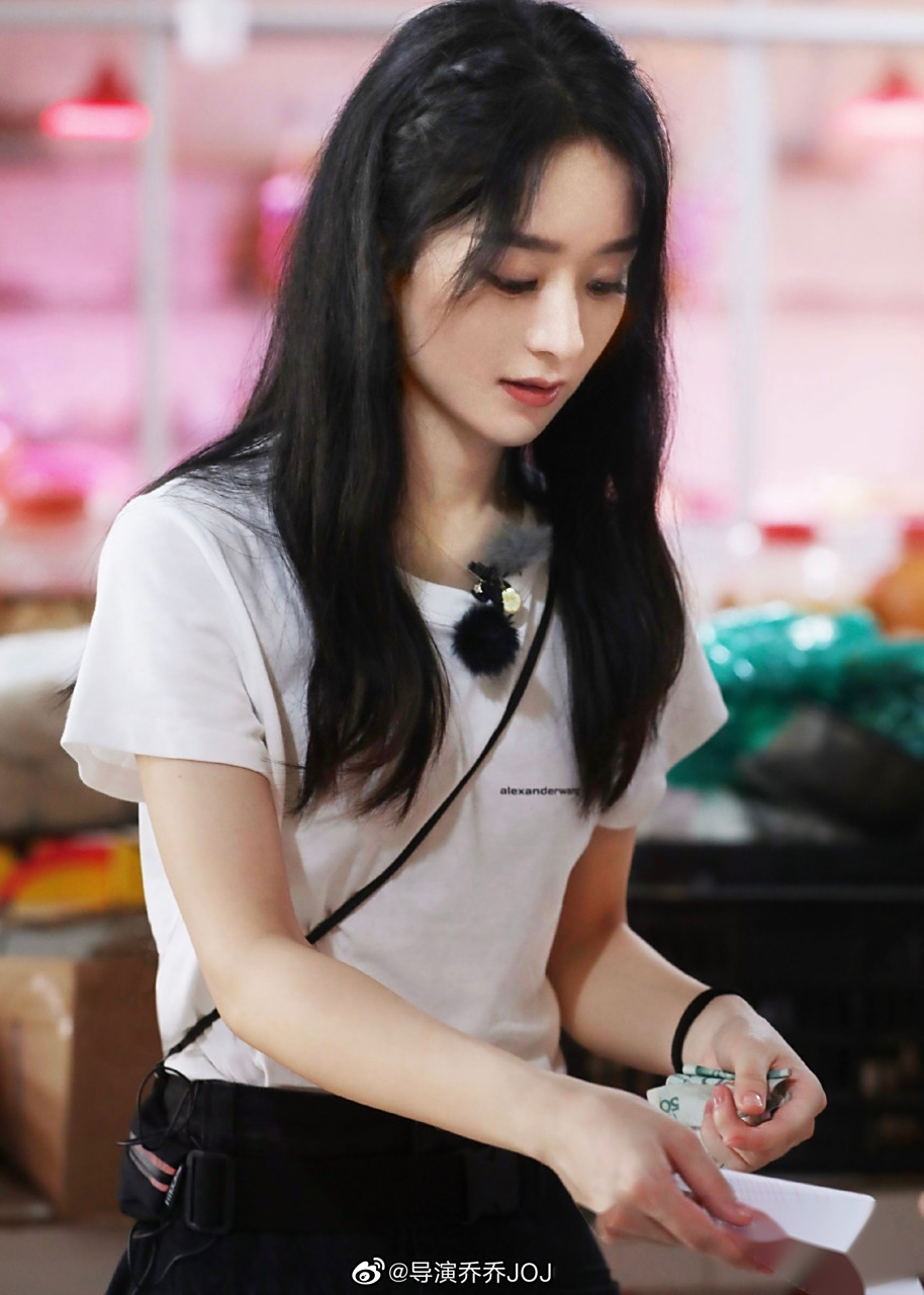 1987年10月16日(农历八月二十四), 赵丽颖 出生于河北廊坊市一个