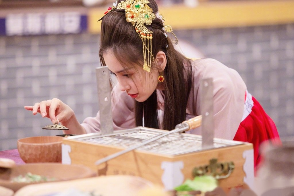 baby古风造型惊艳亮相,一颦一笑一回眸,万般情藏于其中,angelababy