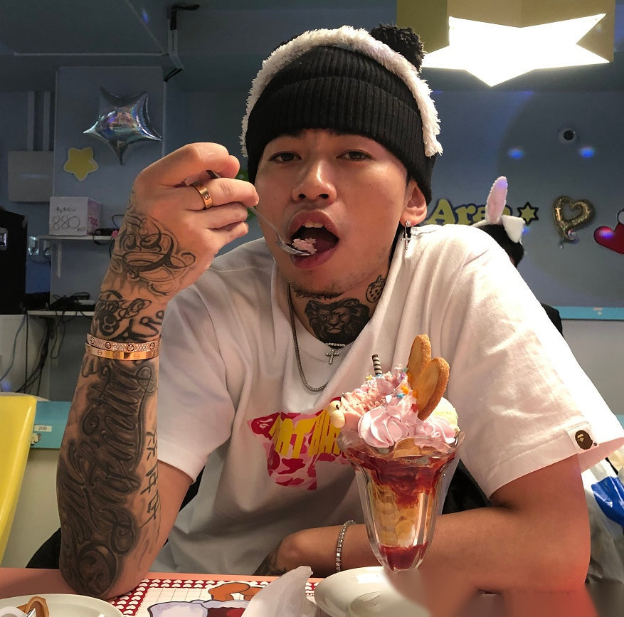 也不知道是后期厉害还是马思唯遮暇厉害,《歌手》上的马思唯乖巧了