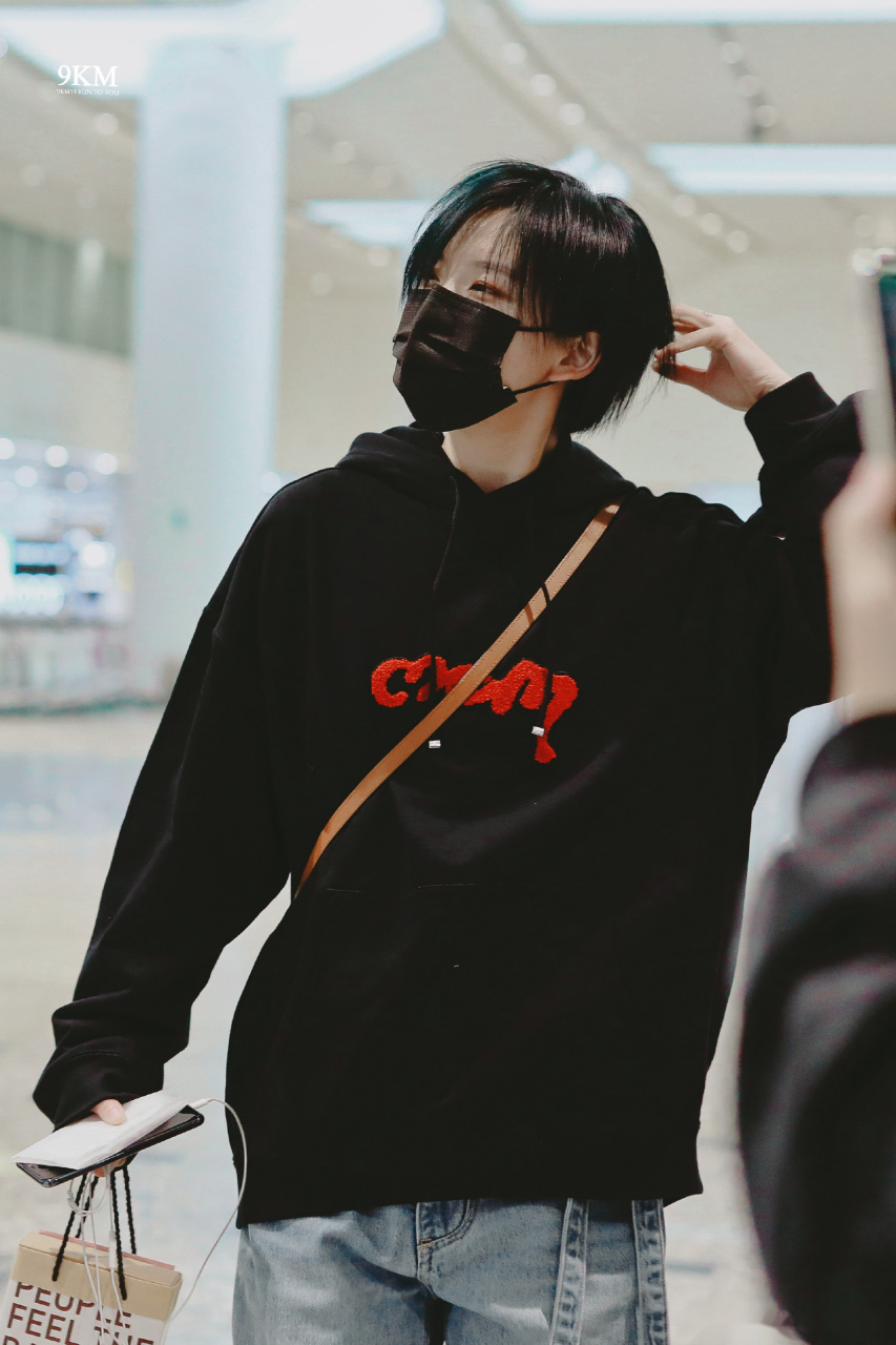 酷girl陆柯燃,黑卫衣搭牛仔裤干净利落.