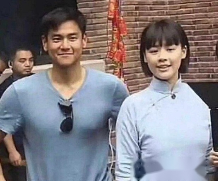 来看看《第一炉香》彭于晏的剧照,和马思纯的路透照,你们觉得ok吗