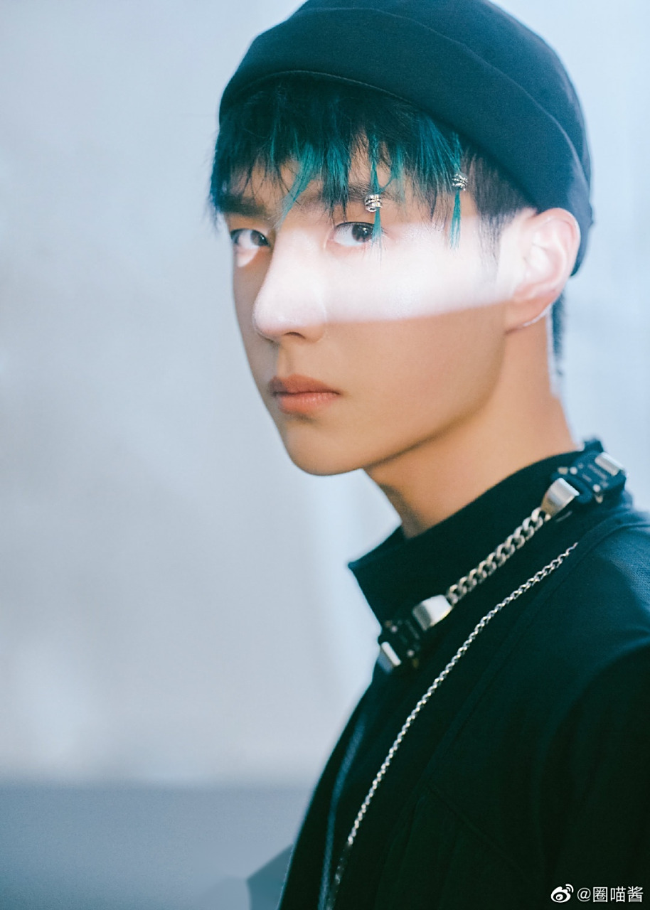 不知为啥看到王一博的蓝绿色头发想起了大张伟老师,哈哈哈哈哈,别打我
