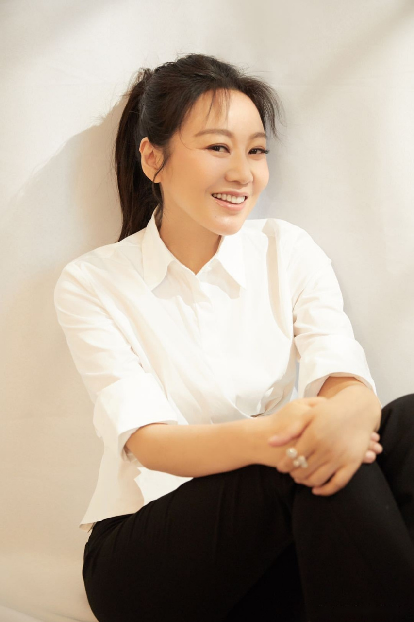 闫妮#闫妮和白色太搭了!
