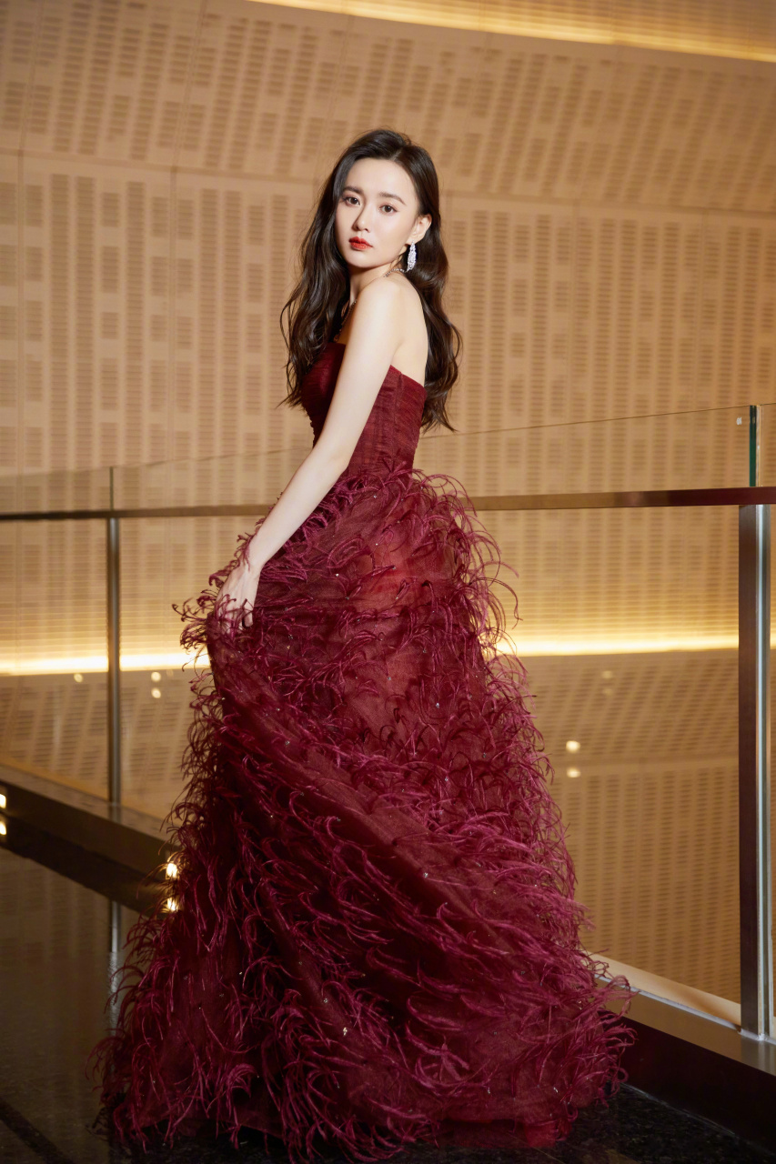 江铠同@江铠同 参加活动一袭红羽毛裙仙气翩然,优雅大气顾盼生辉