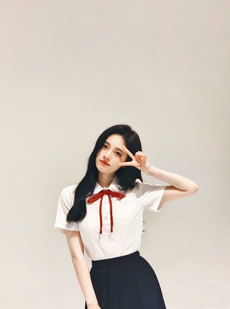 鞠婧祎身穿白衬衣 百褶裙,元气满满的甜美学院风