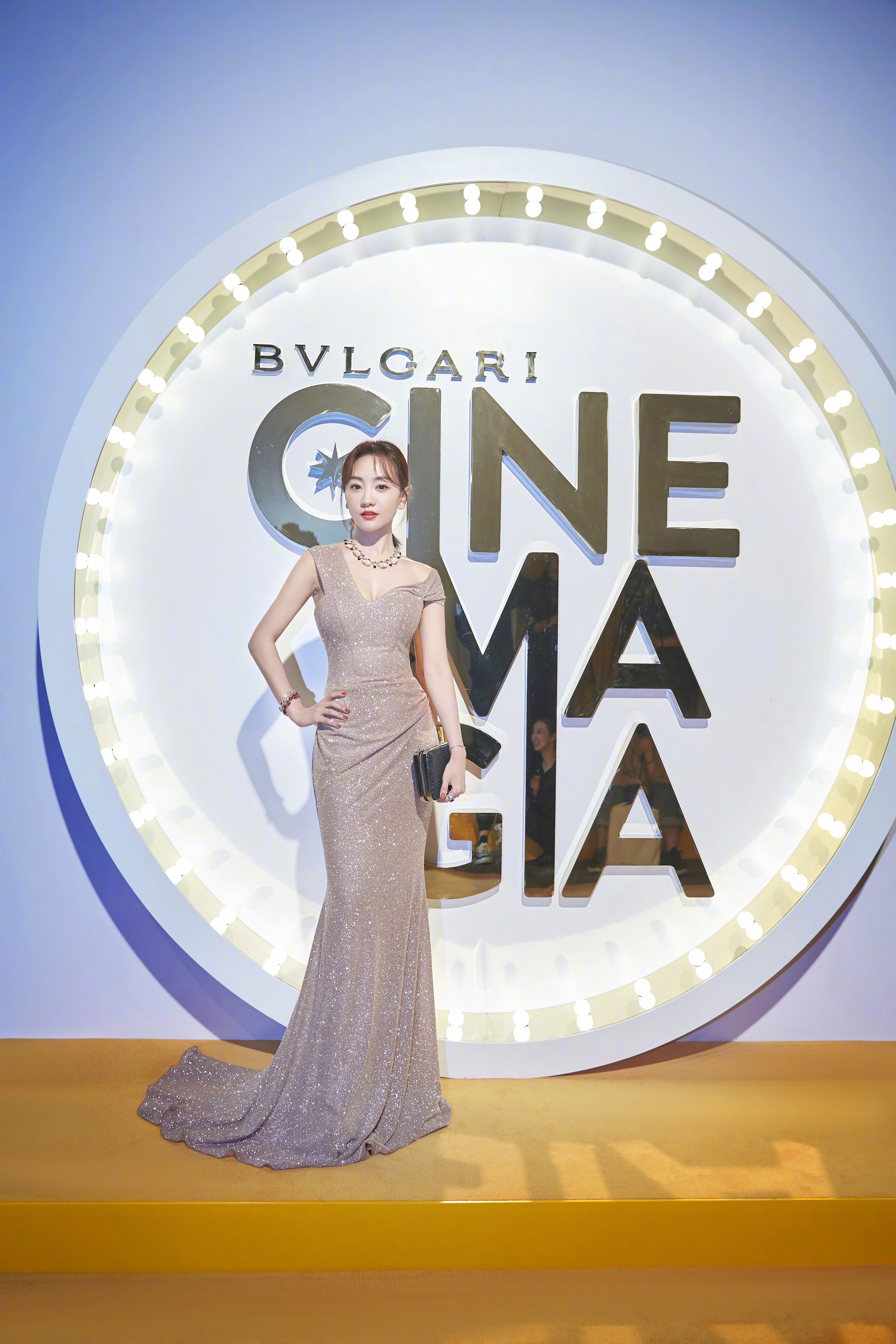 演员杨蓉身着一袭金色一字肩礼服出席某品牌高级珠宝晚宴,修身的长裙