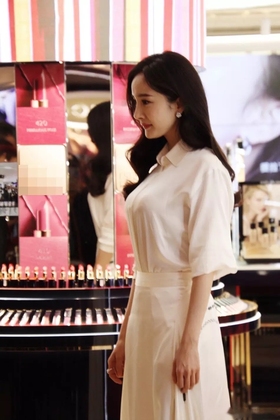 7日,杨幂在南京出席品牌活动,她身穿白衬衫搭配白色长裙,大波浪卷发
