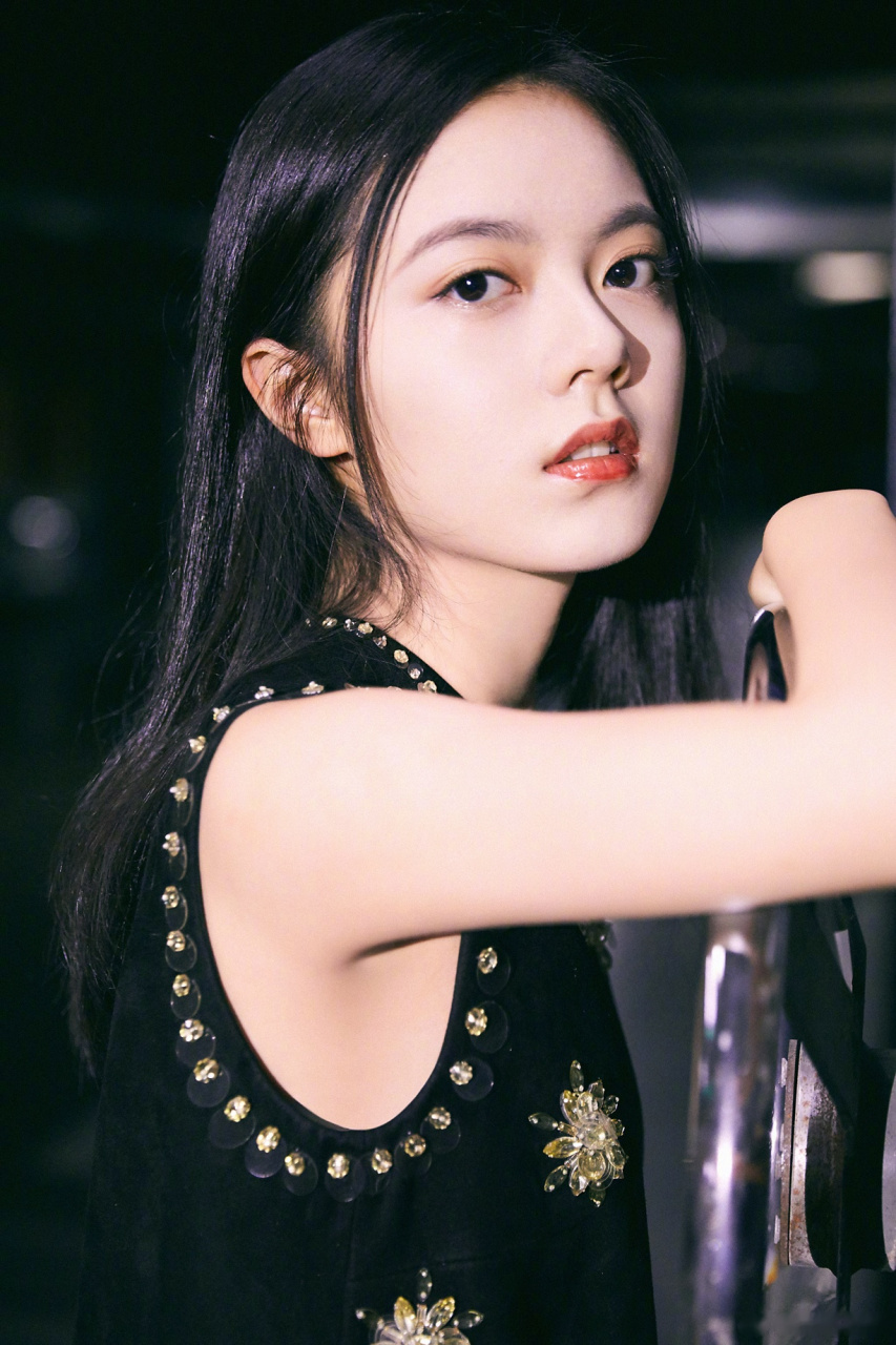 赵今麦# @赵今麦angel 今日现身活动现场,黑色无袖针织裙搭配马丁靴