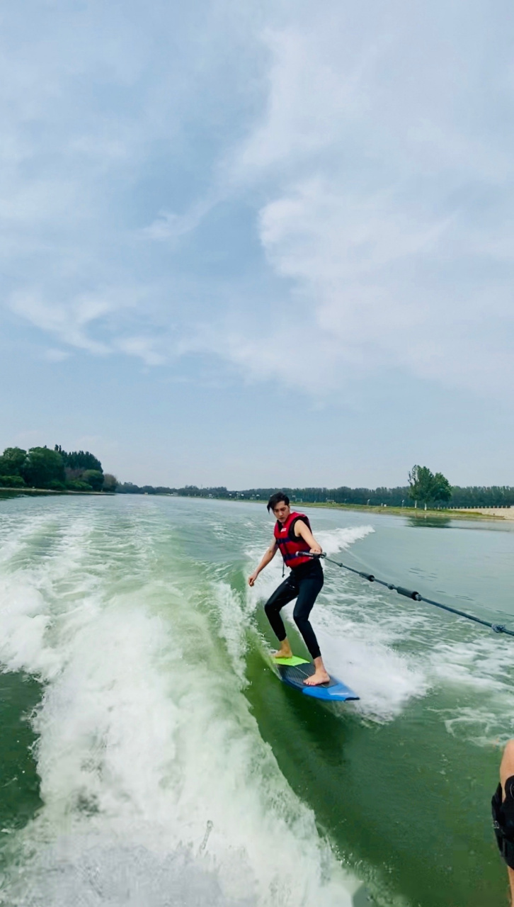 尾波冲浪,初体验 今天沒少喝水[二哈]