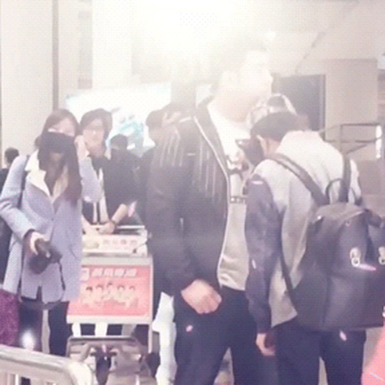 易烊千玺和他经纪人胖虎之间的相处方式,真的暖心,也真的很喜欢这种