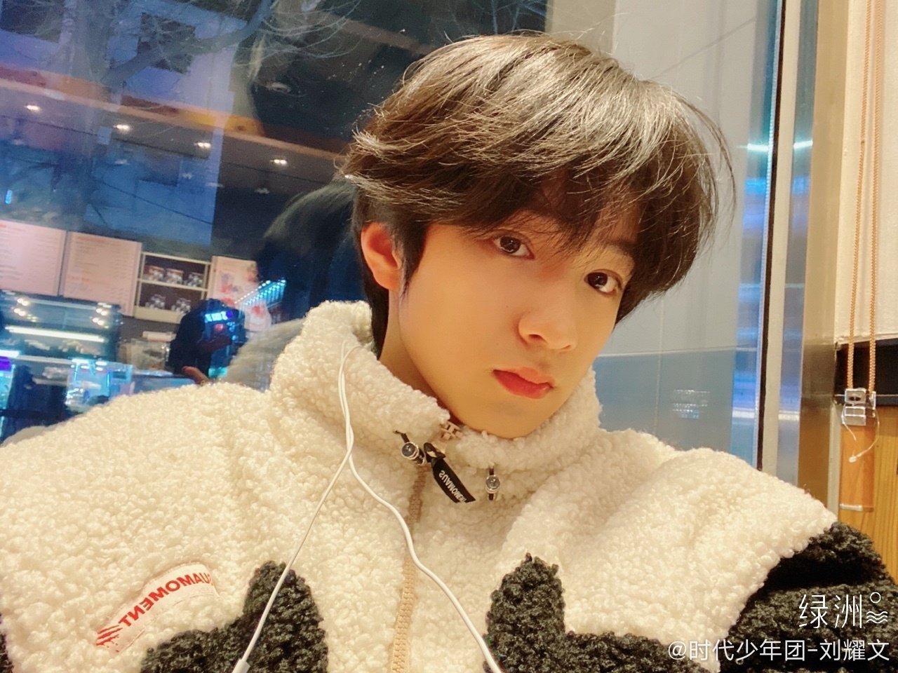 刘耀文的年终总结有一条写到:"今年你用这个角度自拍2005次,展现了你