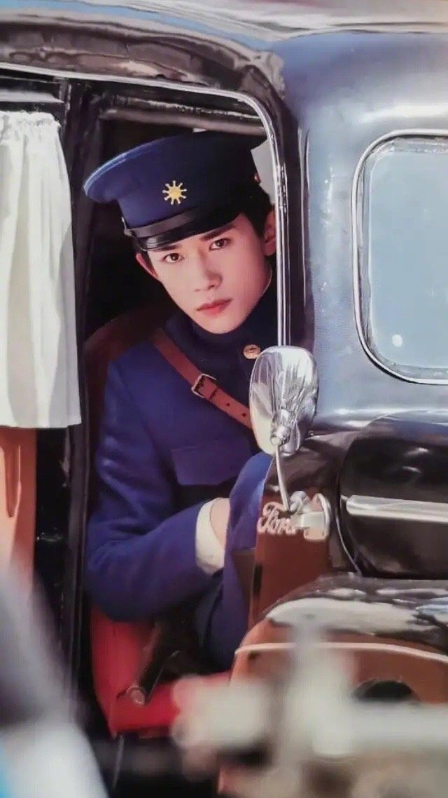 易烊千玺军装, 一身正气十足, 神采刚毅凌然, 尽显英雄风采!