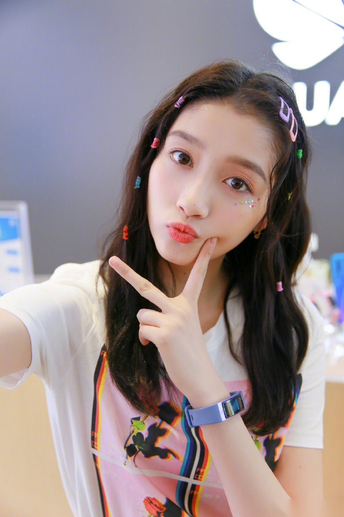 印象中关晓彤的眼妆一直都是那种很粉嫩,少女的,这次银色亮面质感的