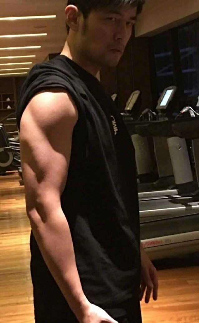 "幼稚"伦上线,这样的肌肉你值得拥有[捂脸],不过周董自己也是有肌肉