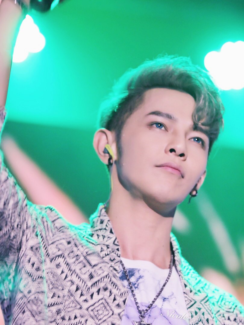 汪东城# 夏日最in神仙发色 夏天快到了,这么好看的奶奶灰还能再看到