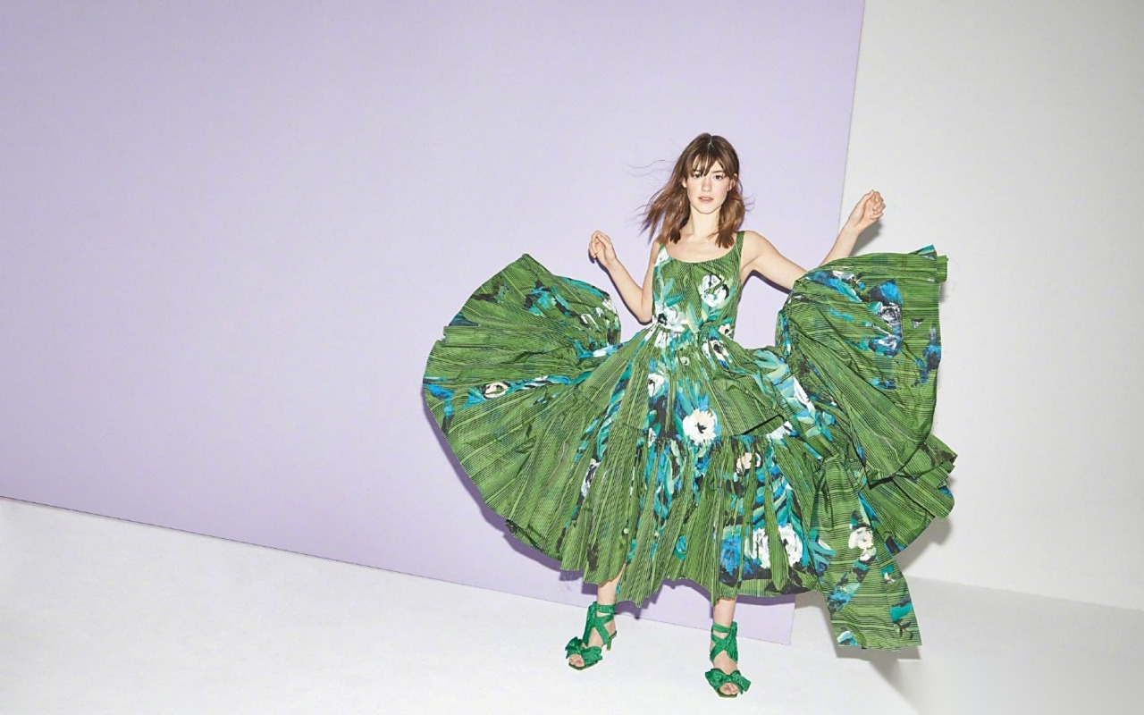 《普通人》女星黛西·埃德加-琼斯,登上《stella》杂志4月刊封面及