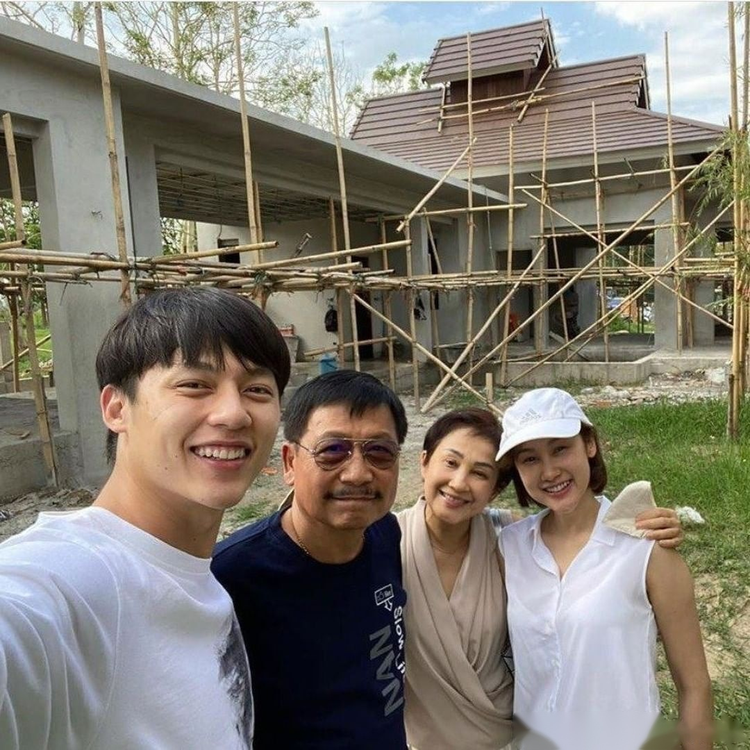 近日,泰星mark prin携女友kimberly及家人赴清迈旅游.