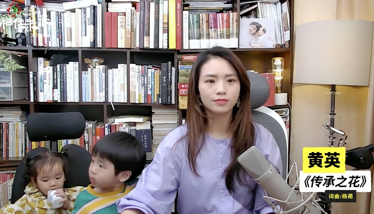 黄英带着小九和九妹演唱《传承之花》,这无法抗拒的挚朴纯净的演唱