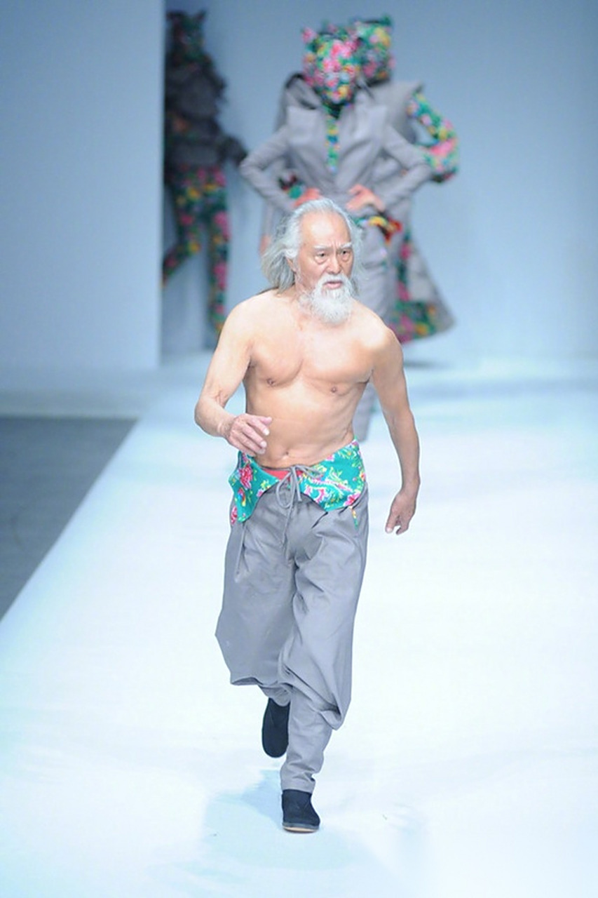 中国时装周t台上,当时79岁"老鲜肉"王德顺半裸走秀霸气豪爽,老爷子一