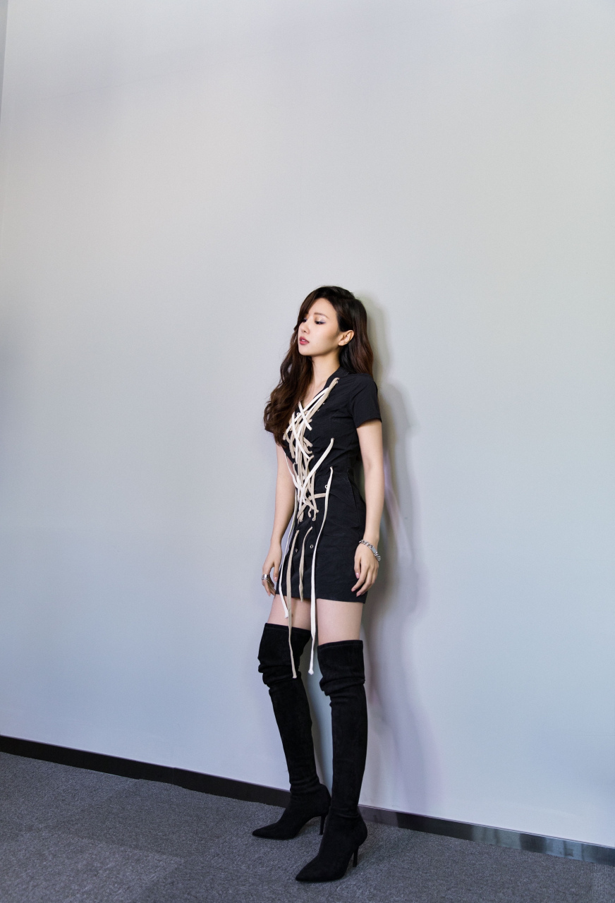 刘美麟 今日现身#中国国际时装周# 2021春夏开幕酒会,并在现场演唱