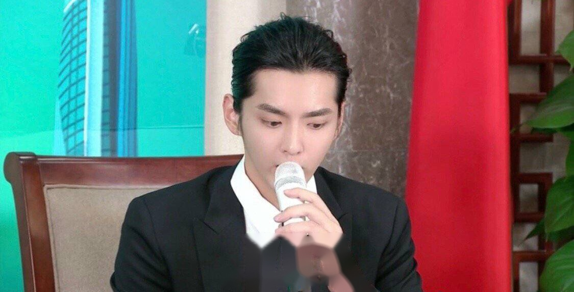 吴亦凡大背头造型搭配黑白正装西服,来看看吴亦凡今天助力湖北武汉