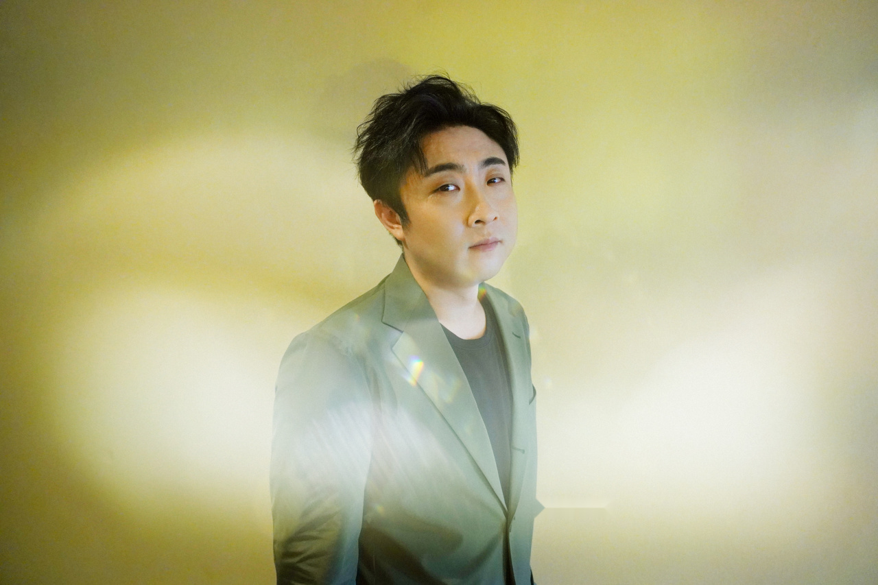 乔杉@乔杉身着墨绿西装出席中国影视之夜,和抱抱团推介新片温暖的