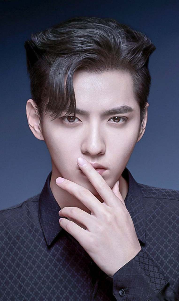 吴亦凡真的不仅人长的帅,手长的也超级好看!手掌厚实,手指纤细!