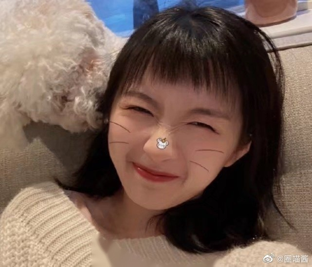 李浩菲晒跟赵丽颖的自拍,结果粉丝却说美颜太过了,随后李浩菲立马换了