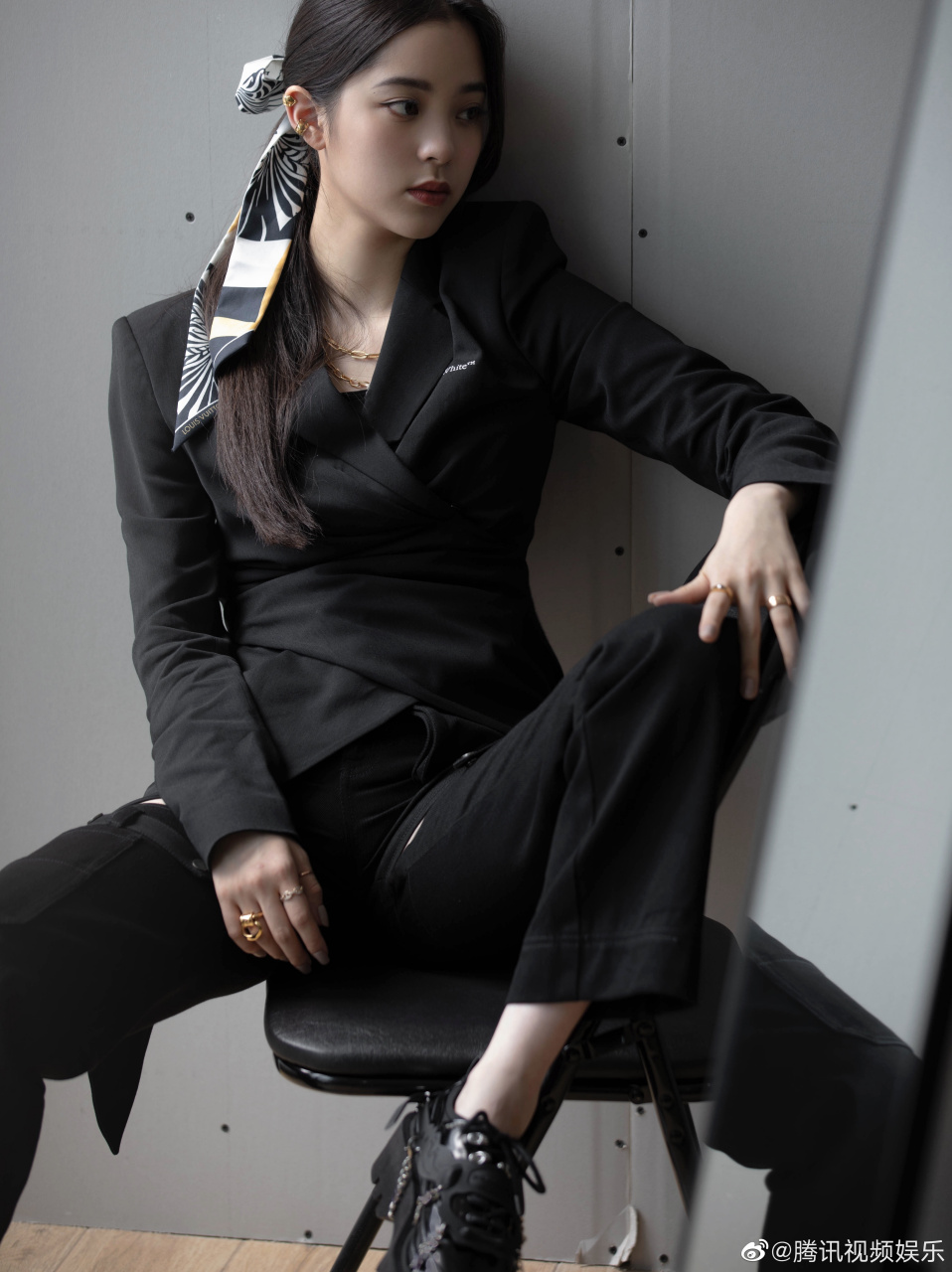 欧阳娜娜明日之子@欧阳娜娜全黑实习老师装 @欧阳娜娜 身穿黑色搜腰