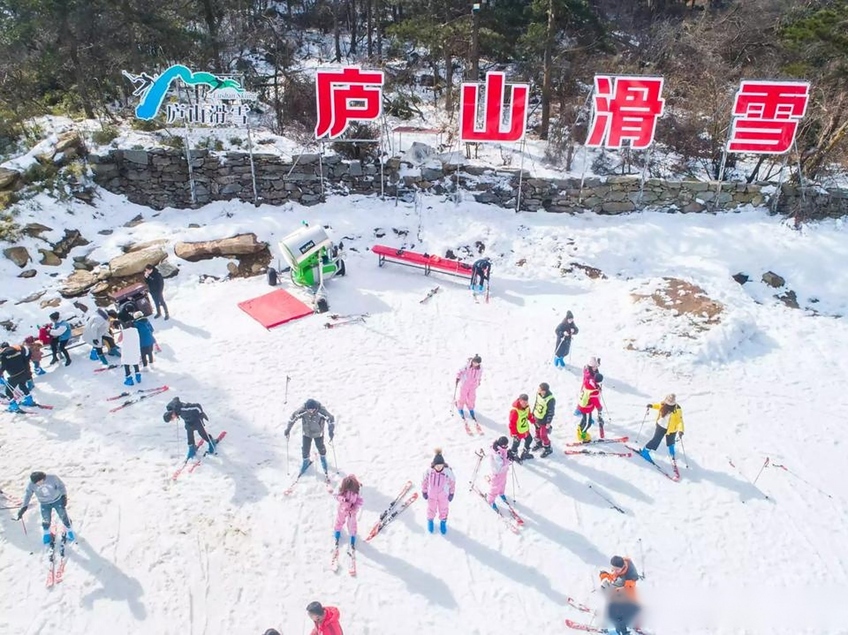 庐山也有滑雪场,来到庐山最不要错过的就是滑雪了.