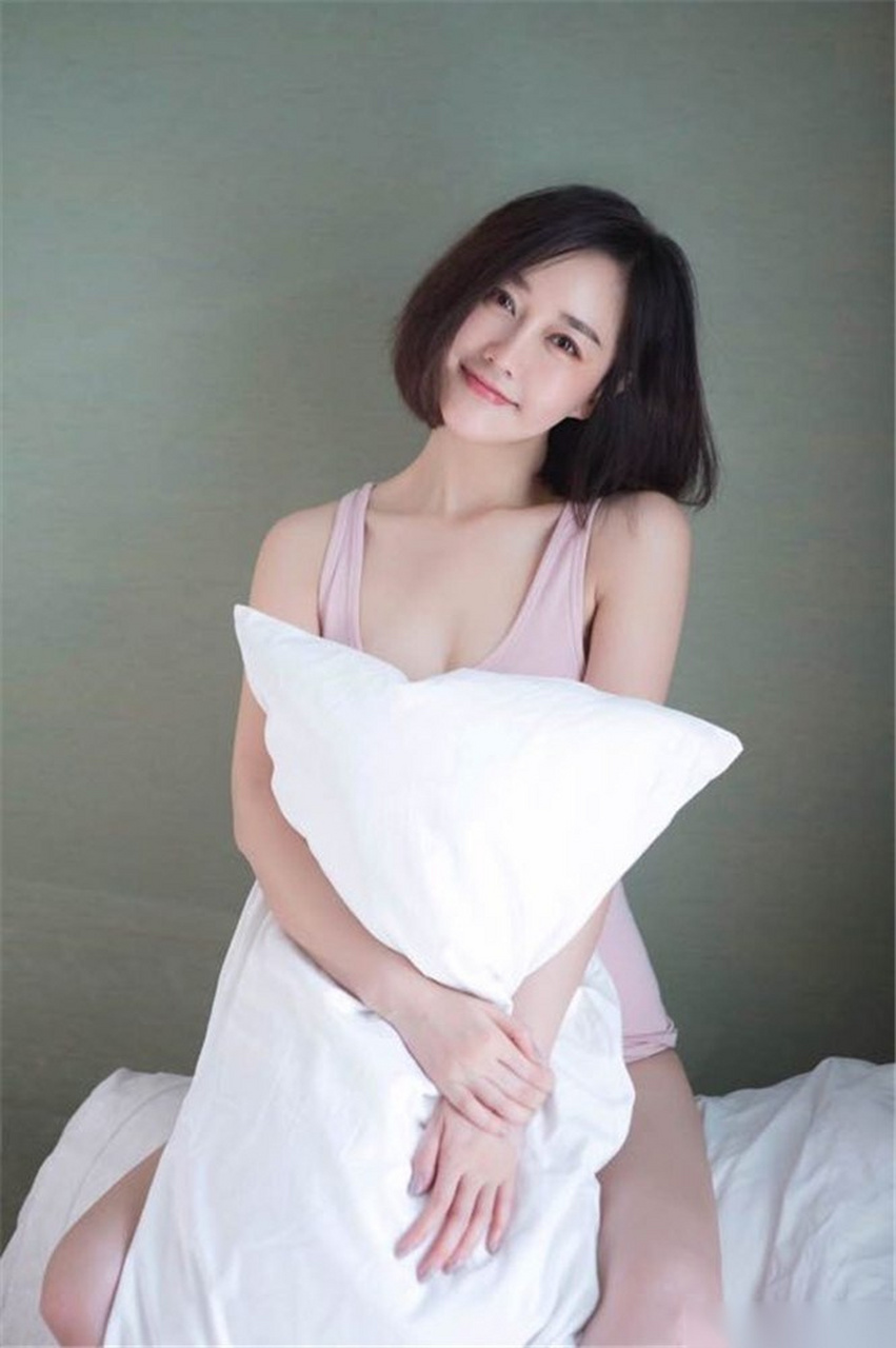刘晓晔或俏皮可爱或性感迷人,纯色系的背景和衣物完