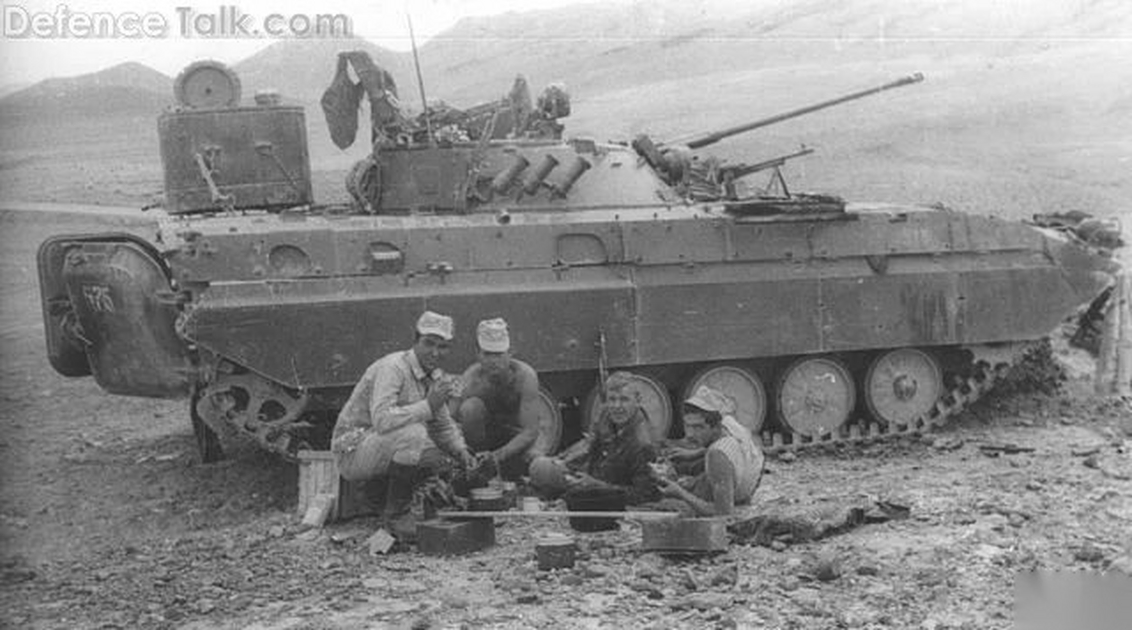 和bmp-1费拉不堪的73炮不同,换装了30毫米机炮的bmp-2在阿富汗战场上