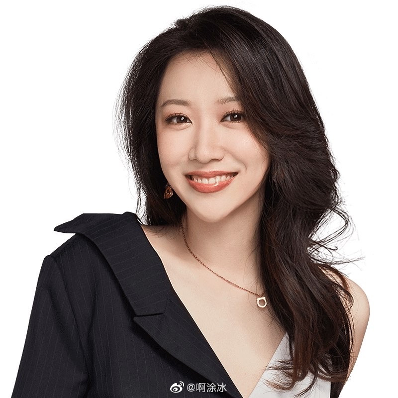 这位美貌洋气才华横溢的主持新秀嘎嘎周彤,好好加油冲鸭今晚看!