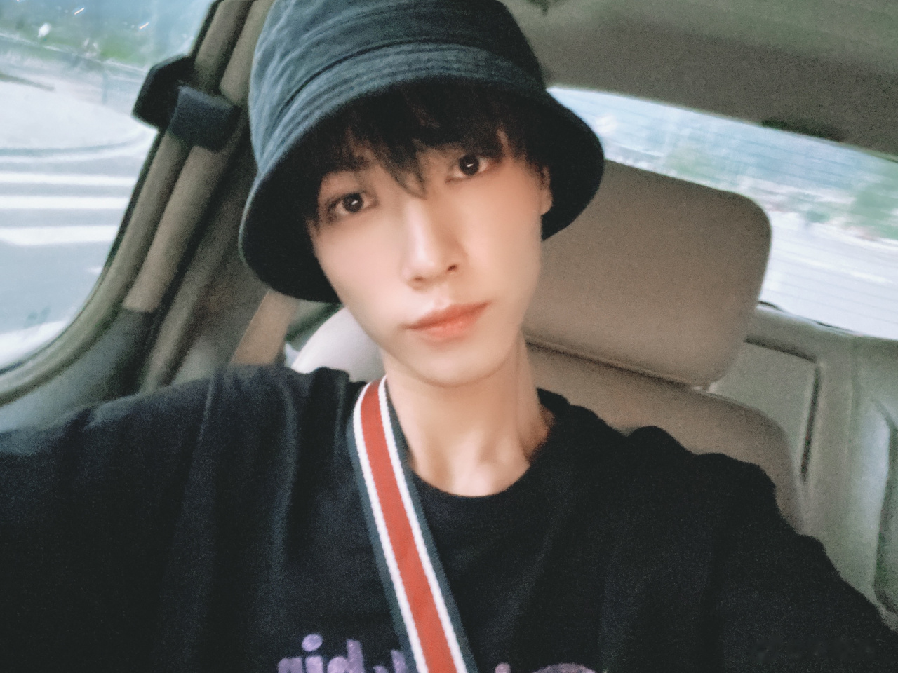 [得意]来三张朦朦胧胧的自拍,不知道咋回事,手明明也没抖,奇怪子