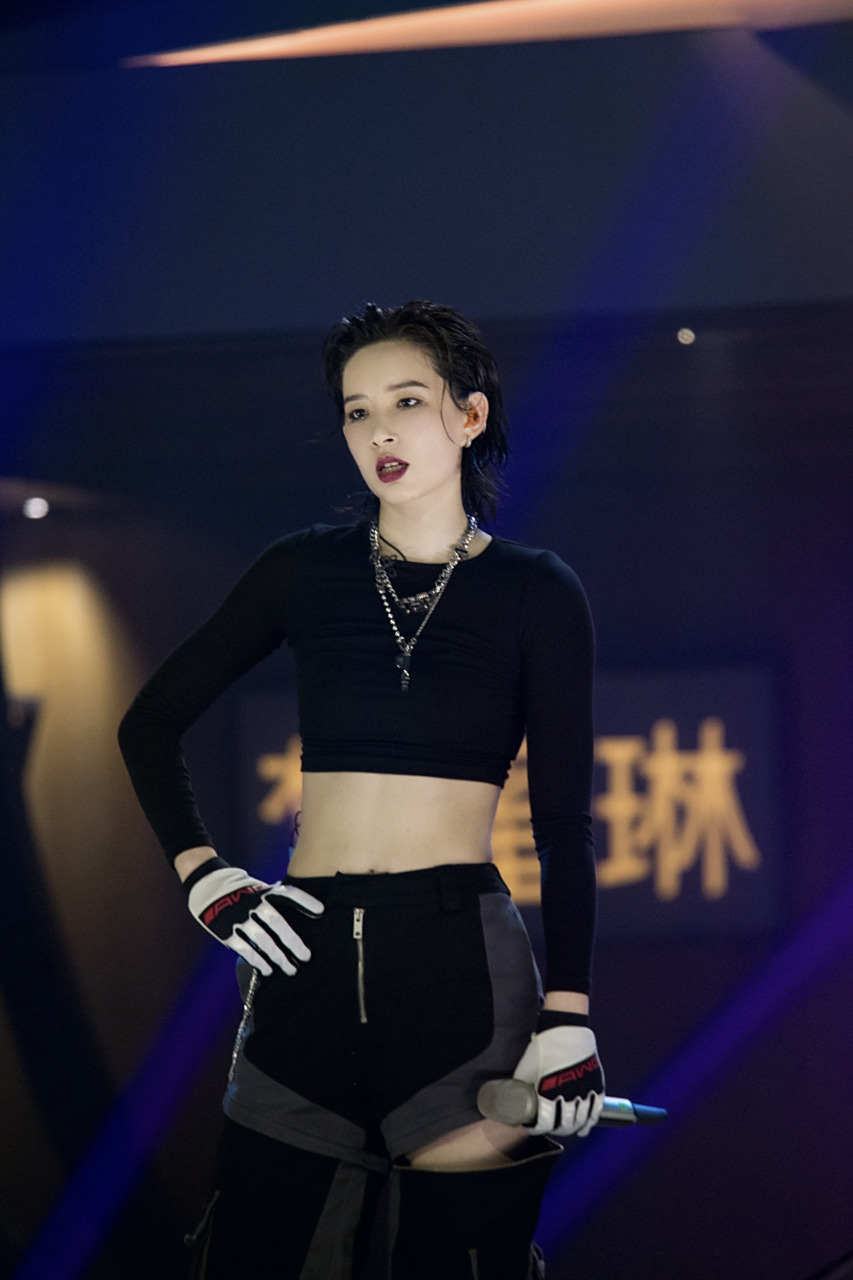 李斯丹妮乘风破浪的姐姐  帅气的女性美,纯黑色的性感,有力量的精致