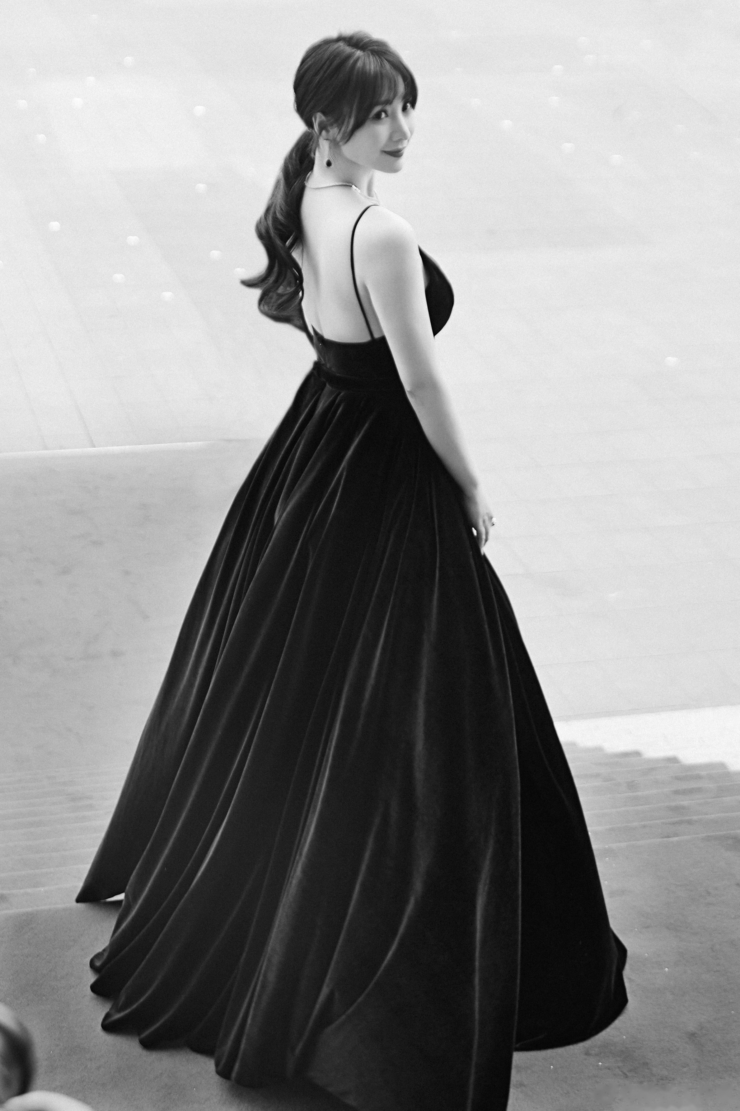 柳岩红毯造型放送黑色天鹅绒吊带长裙,优雅神秘,一如柳岩