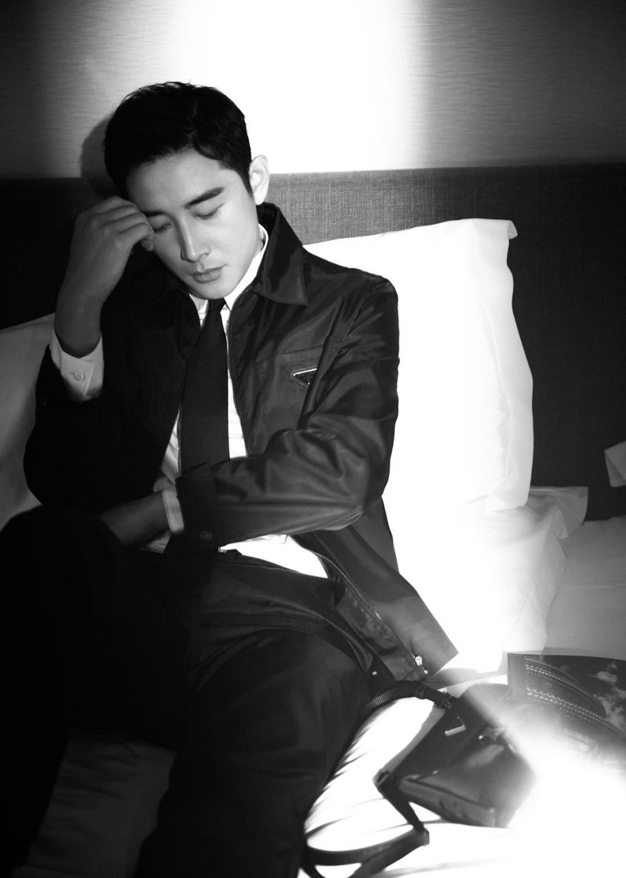 罗晋 最新黑白时尚大片释出,一身黑色休闲穿搭完美融合型男的雅致与