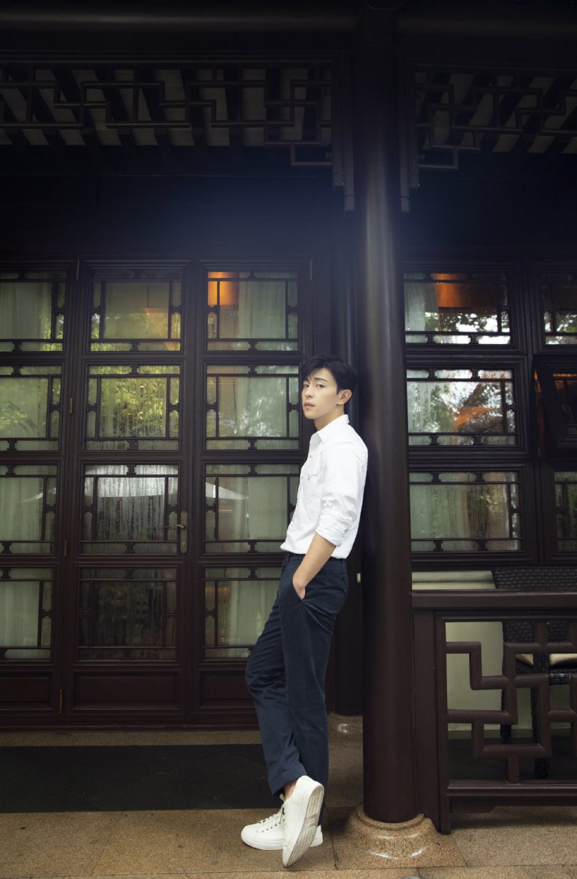 邓伦博雅"可暖若骄阳,亦可清冽如竹.绿荫光影之间,白衣少年悄然而至.