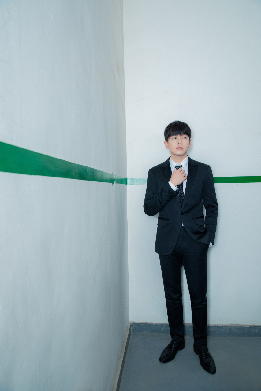 彭昱畅今日,@彭昱畅 出席电影《沐浴之王》首映礼 身穿黑色西装澄稳