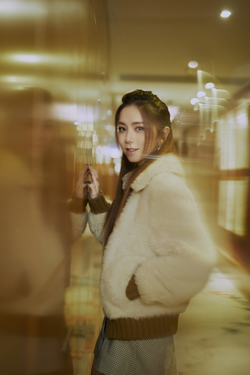 邓紫棋# 率性而为,简约大气 跟着 @g.e.m.邓紫棋体验当代摩登