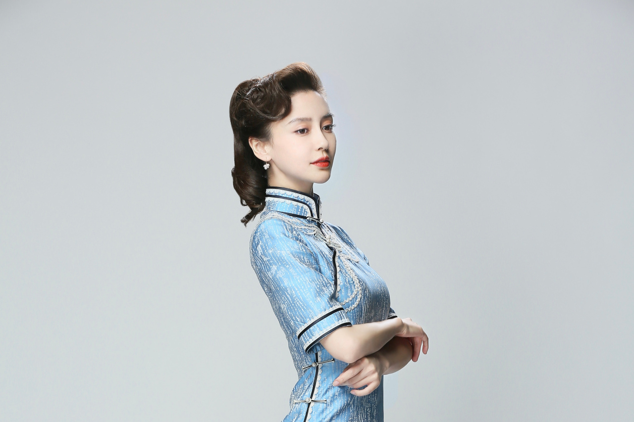 王牌对王牌#精英情报队员来报道@angelababy束身旗袍,优雅风致核破