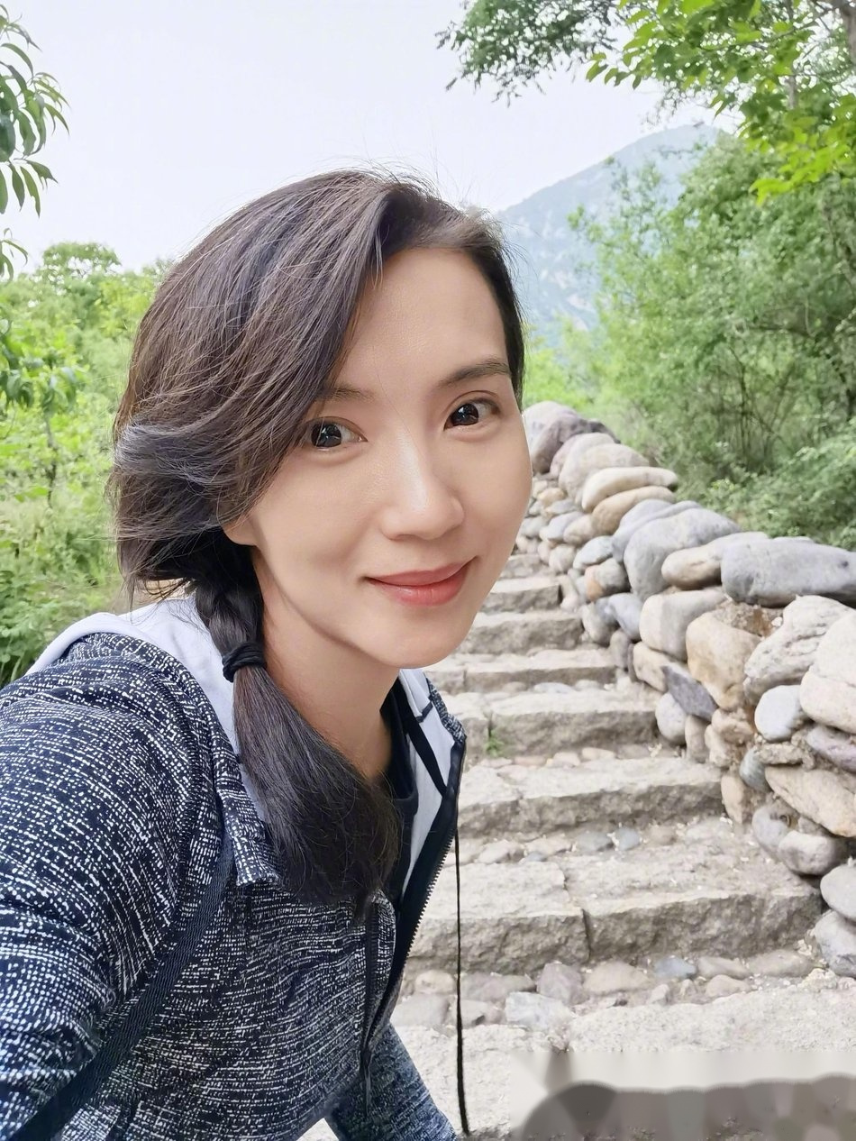 40岁陈好晒爬山照,素颜美貌依旧,清新自然